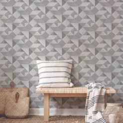GoodHome Bretby Grey Geometric Metallic Effect Smooth Wallpaper -Goodhome goodhome bretby grey geometric metallic effect smooth wallpaper5059340410494 21i bq